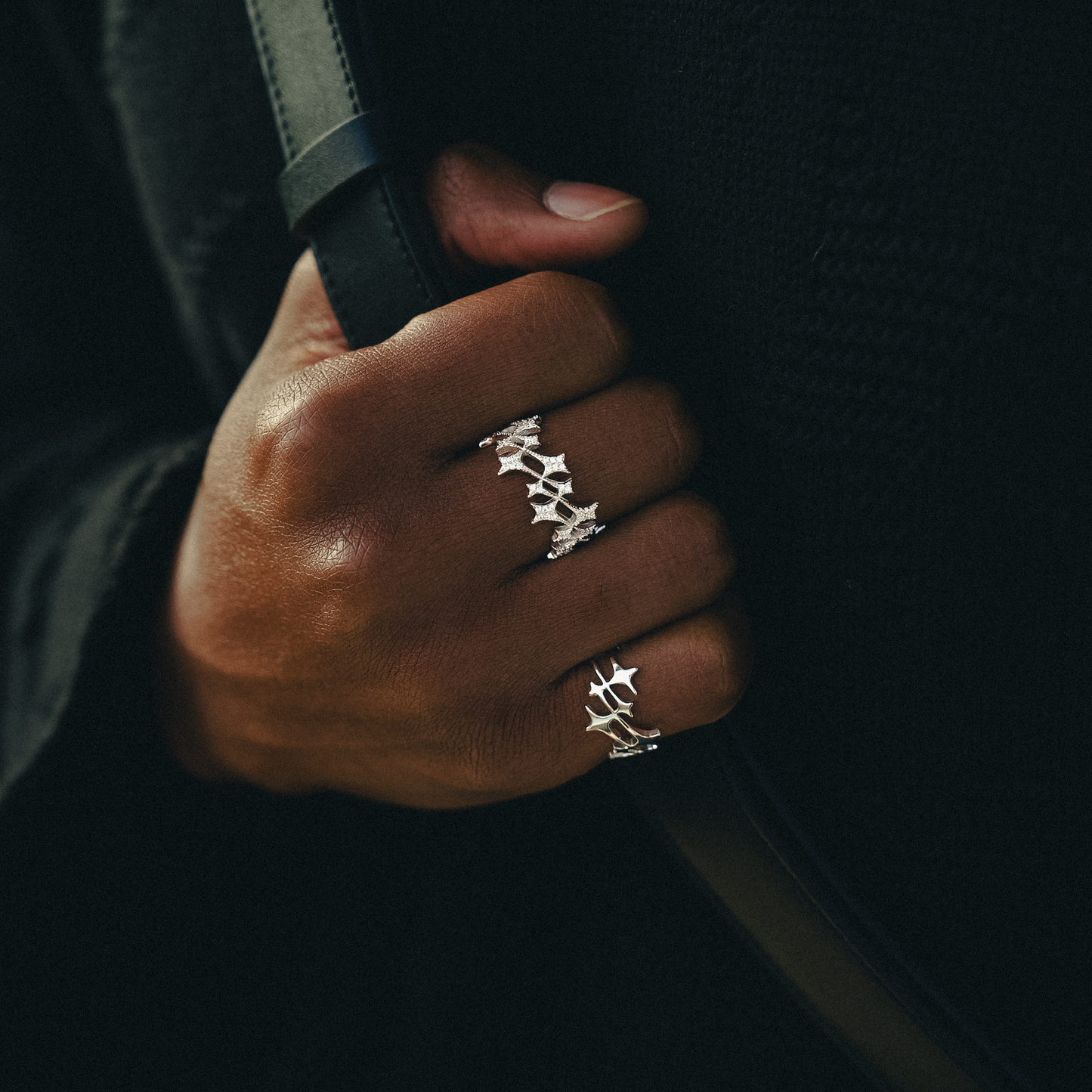 Iced Monogram Ring Argenté