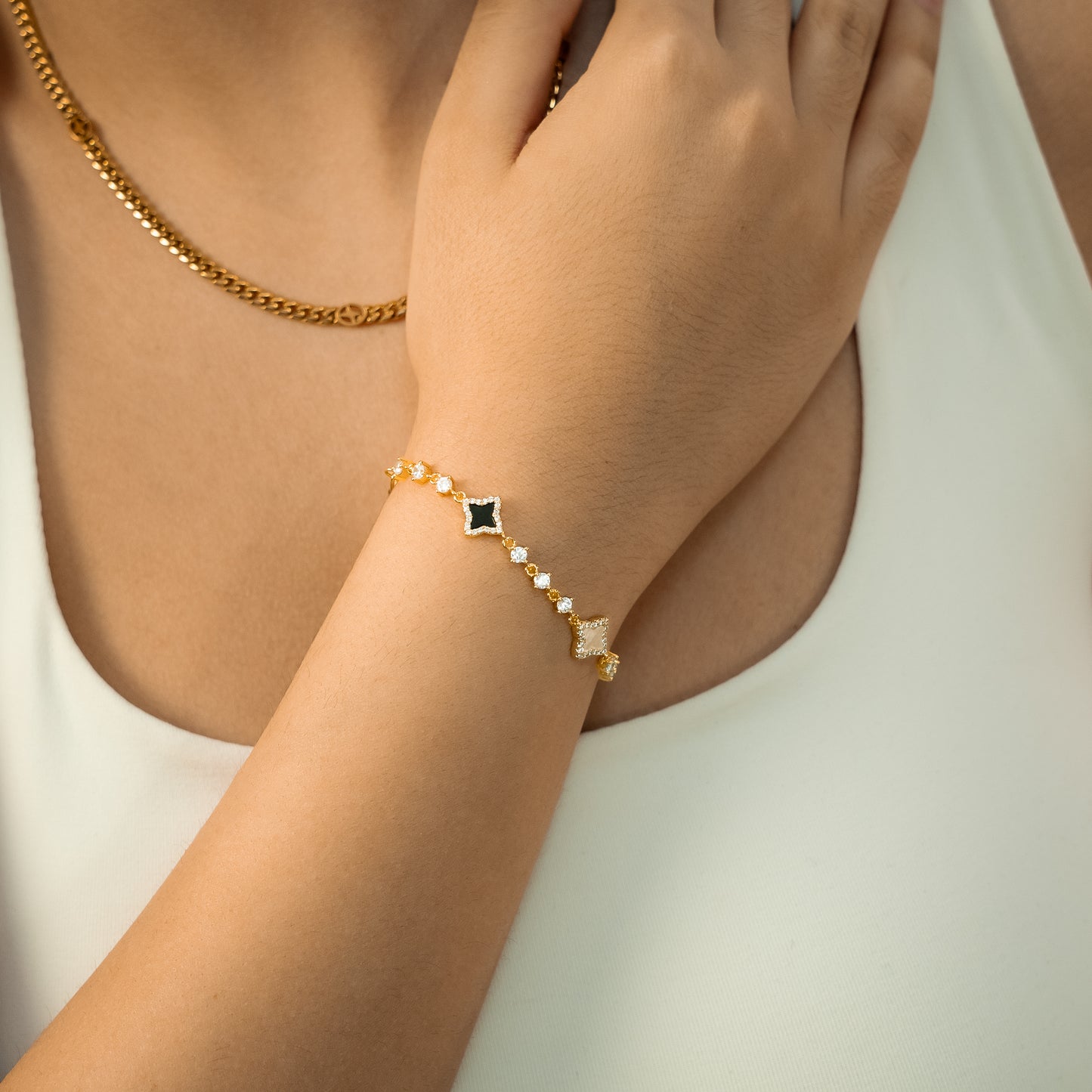 Bracelet Flower Tennis Doré - Motif Blanc & Noir