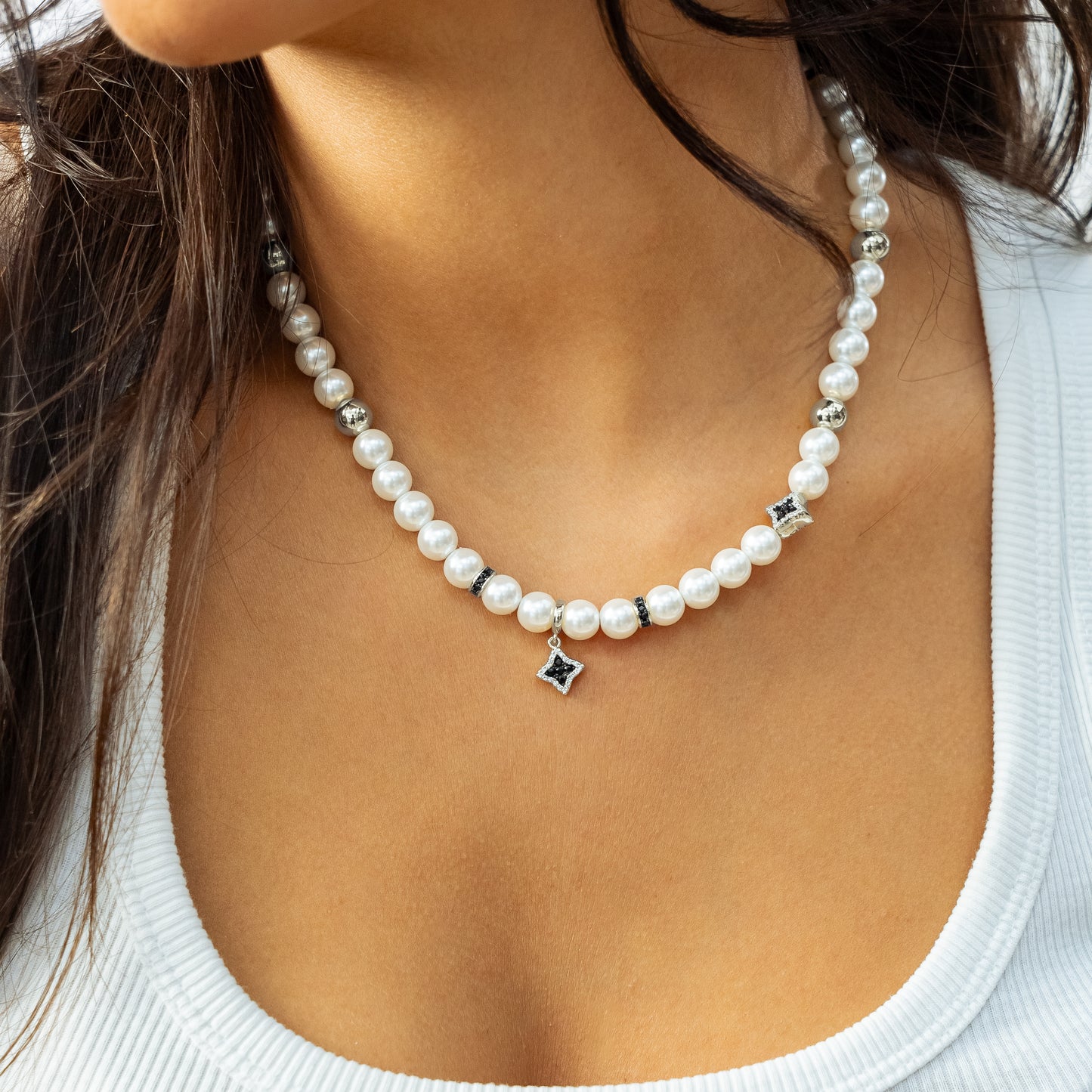 Chaîne Flower Pearl Argentée - Pierres Noires