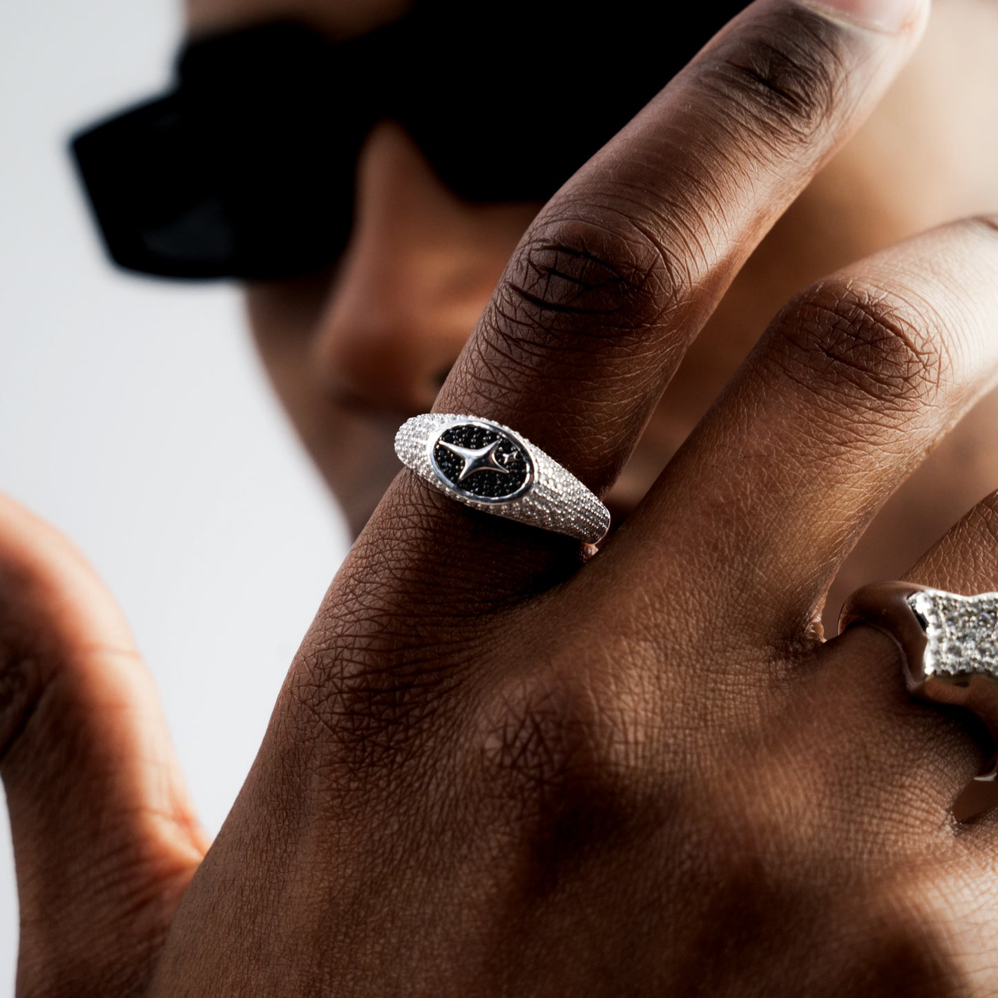 Iced Oval signet ring argentée